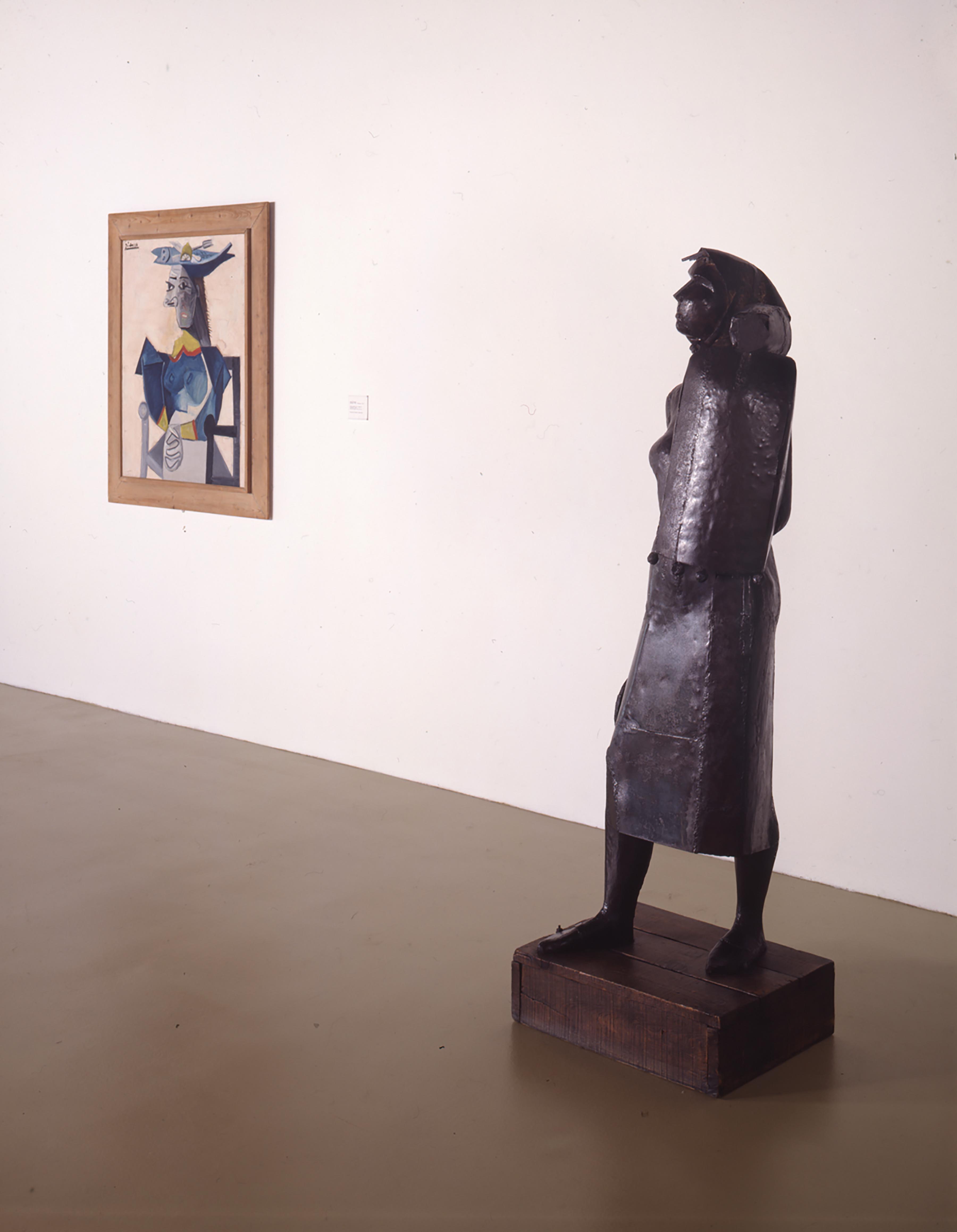 Pablo Picasso, Donna seduta con cappello di pesci, 1942 e Julio Gonzalez, La Montserrat, 1936-37